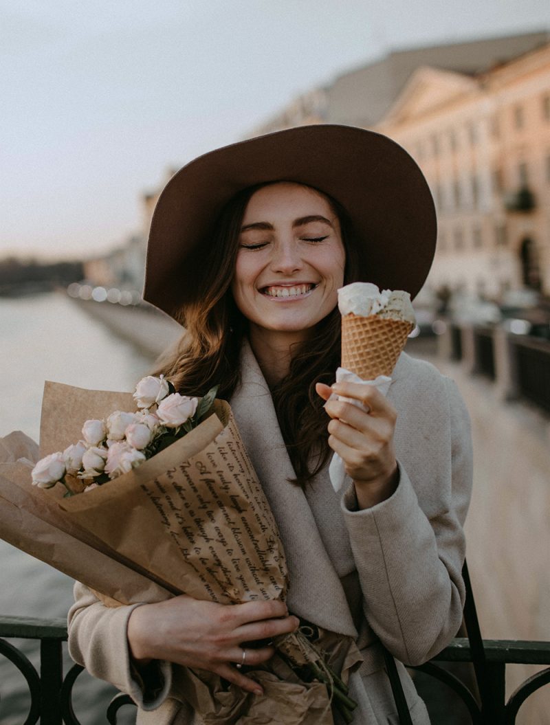 glückliche junge Frau mit Eiswaffel